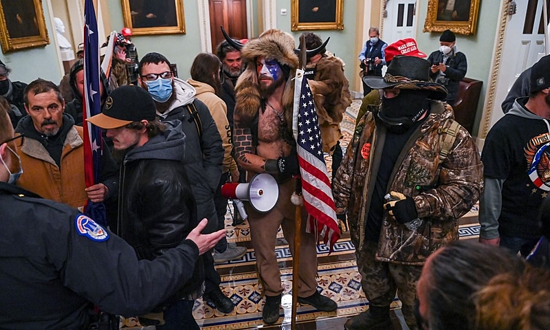 Tropas trumpistas invadem o Capitólio