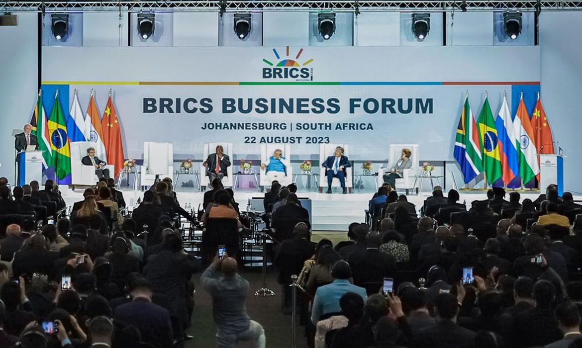 Brics: adesão de novos países e aumento da influência chinesa levam temor à imprensa imperialista